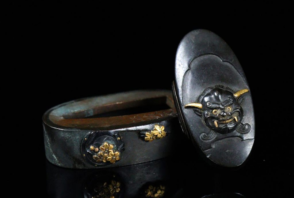 Fuchi Kashira de la época Edo Oni